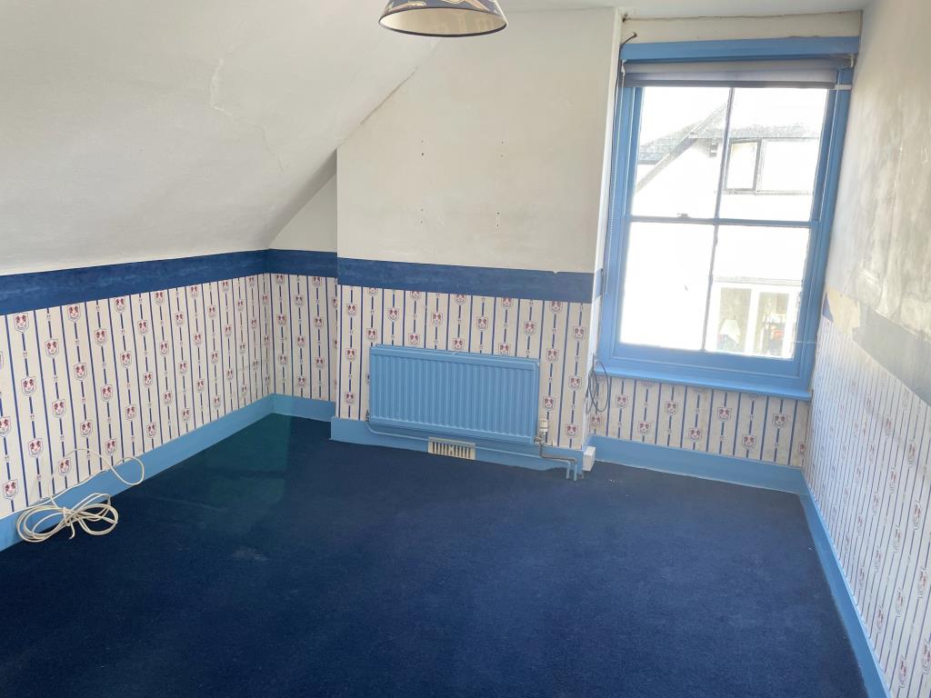 Lot: 173 - FOUR-BEDROOM HOUSE FOR IMPROVEMENT AND MODERNISATION - Attic floor bedroom